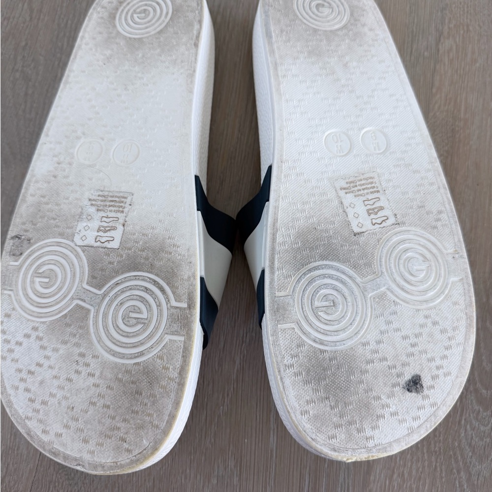 Surf Style White and Dark Blue Slide Sandals size M 9 or W 10 - Picture 3 of 4